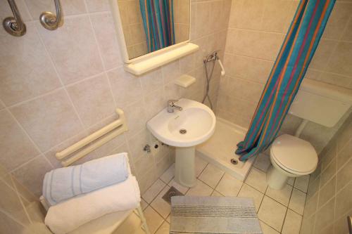 mała łazienka z umywalką i toaletą w obiekcie Apartment in Porec - Istrien 9922 w Poreču