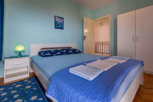 Giường trong phòng chung tại Apartment in Crikvenica 5611