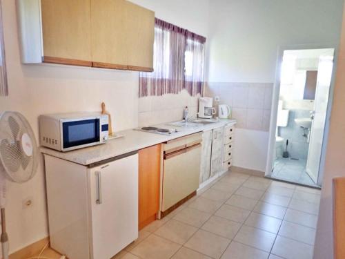 Kuchyňa alebo kuchynka v ubytovaní Apartment in Starigrad-Paklenica 6860