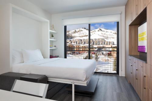 Postel nebo postele na pokoji v ubytování YOTELPAD Park City