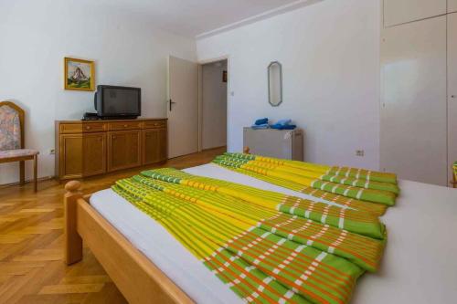 Postel nebo postele na pokoji v ubytování Three-Bedroom Holiday Home in Crikvenica II