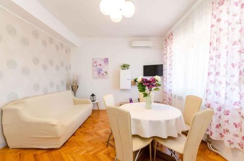 Fotografia z galérie ubytovania Two-Bedroom Apartment in Crikvenica XXXIII v destinácii Sopaljska