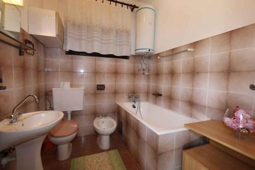 ein Badezimmer mit einem Waschbecken, einem WC und einer Badewanne in der Unterkunft Apartment in Silo - Insel Krk 13562 in Šilo