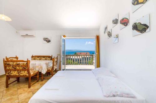 een slaapkamer met een bed en uitzicht op de oceaan bij Apartment in Crikvenica with One-Bedroom 4 in Crikvenica