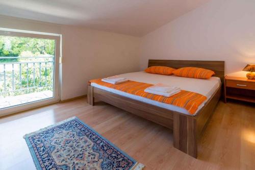 Un pat sau paturi într-o cameră la Crikvenica Two-Bedroom Apartment 3