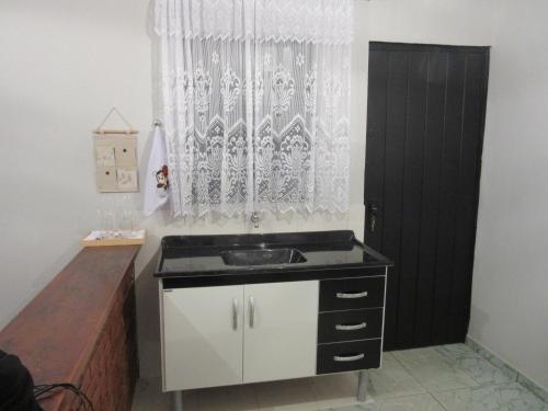 A kitchen or kitchenette at Kitnet Recanto de Campos-Pertinho do Centro
