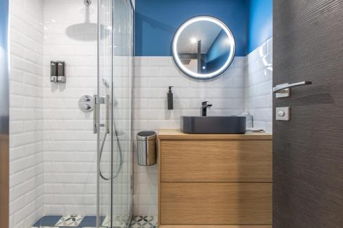 une salle de bain avec un lavabo et un miroir dans l'établissement LB Vacation Rentals I Cannes Center, Renovated Apartment with Balcony, Ideal for Holidays or Congress!, à Cannes