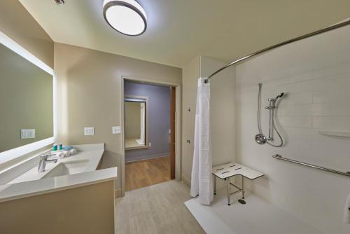Bathroom sa Holiday Inn Express & Suites - Hermiston Downtown, an IHG Hotel