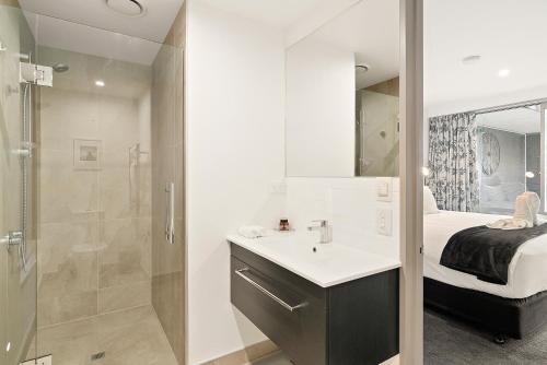 Bilik mandi di Central Location - Contemporary 2 Bedroom Aptm