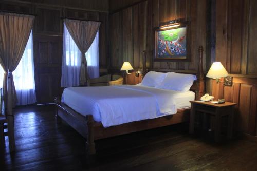 Tempat tidur dalam kamar di Wakatobi Patuno Diving and Beach Resort by SAHID