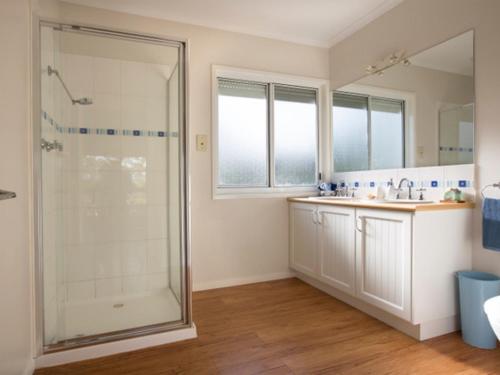 een badkamer met een douche en een wastafel bij Mhara Downs Country Escape in Foster