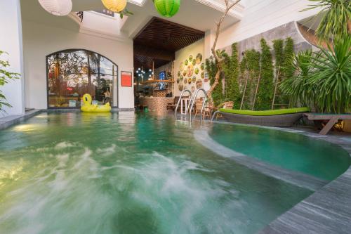Piscine de l'établissement Hoang Trinh Hotel ou située à proximité