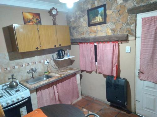 een keuken met een spoelbak en een fornuis bij Amancay in Tandil