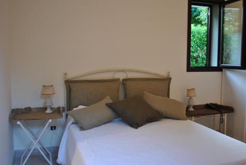 1 dormitorio con 1 cama y 2 mesitas de noche en Chic & Country, en Lecce