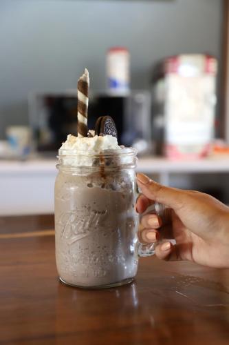 a person holding a glass jar of chocolate milkshake at Real Carretero in Tapalpa