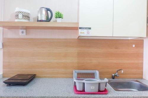 Kuchyň nebo kuchyňský kout v ubytování Best Value Studio Room Apartment at Pavilion Permata By Travelio
