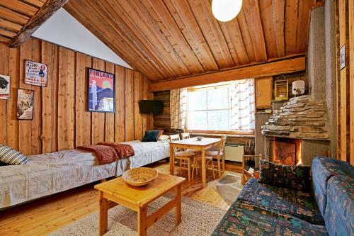 uma sala de estar com um sofá e uma mesa em Ski-inn kelohuoneisto Pyhätunturissa em Pelkosenniemi