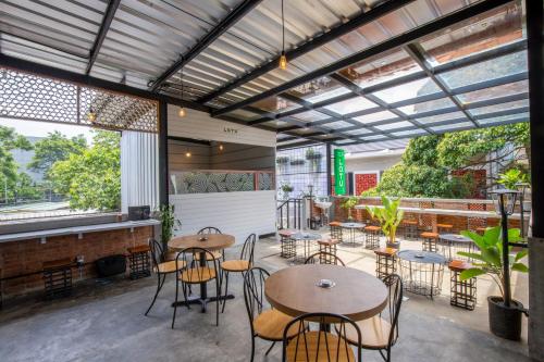 a patio with tables and chairs in a restaurant at Sekararum Butik Syariah Guesthouse in Bandung