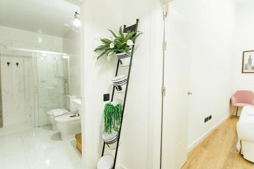 y baño blanco con aseo y ducha. en Modern with swimming pool- 1Bd 1Bth- Goyeneta, en Sevilla