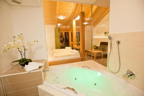 Bathroom sa Hotel und Appartementhof Waldeck