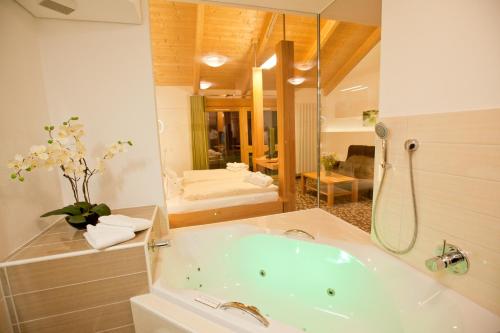 Koupelna v ubytování Hotel und Appartementhof Waldeck