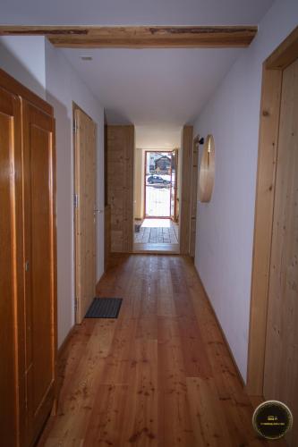 an empty hallway with wood floors and a door at Ferienwohnungen Haus Alte Bäckerei in Randa