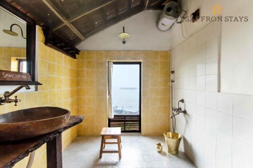 Kylpyhuone majoituspaikassa SaffronStays Villa 270, Dapoli