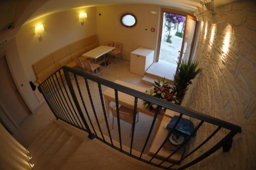 una vista aérea de una habitación con una mesa y un banco en La Casa di Gino en San Nicola