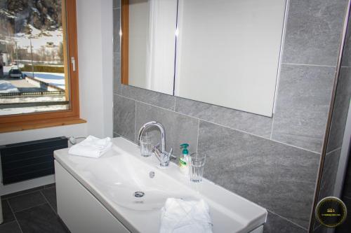 a bathroom with a sink and a mirror at Ferienwohnungen Haus Alte Bäckerei in Randa
