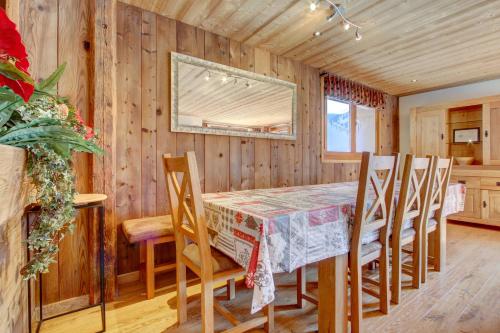 une salle à manger avec une table et des chaises dans l'établissement CHALET KAILA, à Morzine