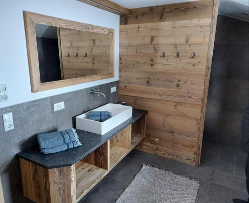 een badkamer met een wastafel en een spiegel bij Frankenhof in Kössen