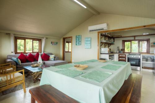 una sala de estar con una gran mesa blanca en una habitación en Mar Azul 27A, en Ponta Malangane