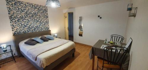 - une chambre avec un lit et une table avec un bureau dans l'établissement Chambre d'Hotes Le Saut de La Truite, à Orbey