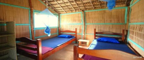 2 Etagenbetten in einem Zimmer mit Fenster in der Unterkunft Pariango Beach Motel in Praia do Tofo