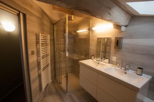 Ванная комната в La Closerie aux Violettes - Maison d'hôtes