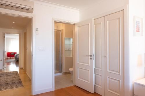 リスボンにあるStylish and Beautiful Apartment with Parking 24 by Lisbonne Collectionの白いバスルーム(トイレ、ドア付)