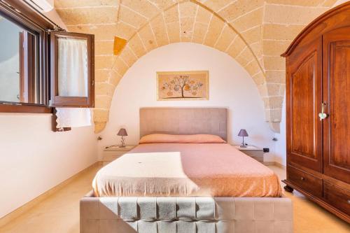 una camera con letto e muro di mattoni di Dependance di Cristina by BarbarHouse a Guagnano