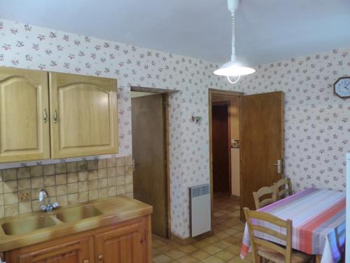 cocina con 2 lavabos y habitación con cama en Villa Paloma Pour 8 Personnes en Hossegor