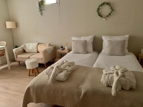 een slaapkamer met 2 bedden en handdoeken bij Luxe studio dichtbij centrum Deventer en Thermen Bussloo in Deventer