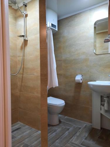 uma casa de banho com um WC e um lavatório em Сьоме Небо em Lviv
