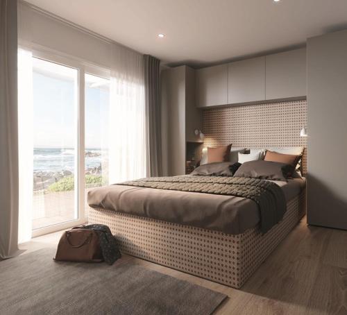 een slaapkamer met een groot bed en een groot raam bij Villaggio Camping Adria in Casal Borsetti