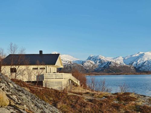 Laukvikにある5 person holiday home in Laukvikの水の横の丘の上の家