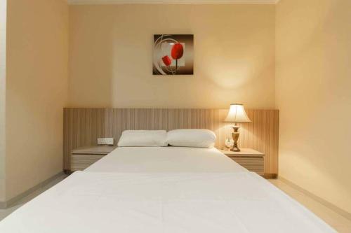 Llit o llits en una habitació de Queen Inn Batam RedPartner