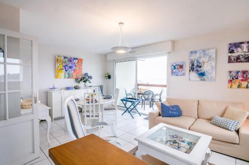 un salon avec un canapé et une table dans l'établissement La Lagune - Appartement vue mer Pléneuf-Val-André, à Pléneuf-Val-André
