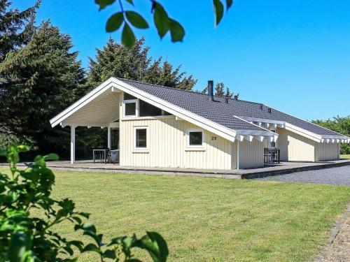 un edificio blanco con techo de gambrel en 10 person holiday home in Hj rring, en Lønstrup