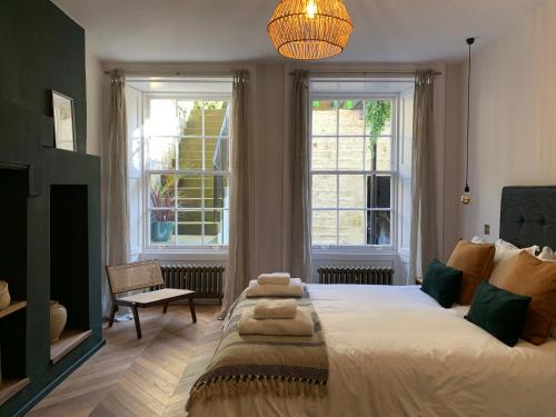 愛丁堡的住宿－Royal Bolthole，一间卧室设有一张大床和两个窗户。