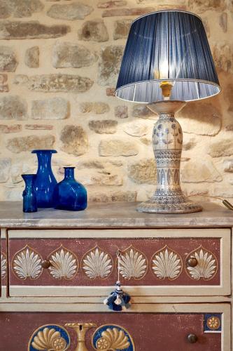 a lamp sitting on top of a table with vases at Podere di Moiata in Campestri