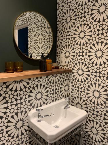 baño con lavabo y espejo en la pared en Royal Bolthole en Edimburgo