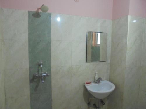 Bilik mandi di Hotel Raj Guest House