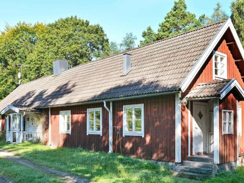 uma casa vermelha com um telhado de gambrel em 8 person holiday home in L NSBODA em Ubbaboda
